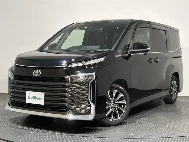 トヨタ ヴォクシー S－Z 愛媛県 2023(令5)年 2.7万km アティチュードブラックマイカ 純正10.5インチディスプレイオーディオ/(Bluetooth/フルセグ/HDMI)/フリップダウンモニター/バックカメラ/レーダークルーズコントロール/快適利便パッケージ/・ナノイーX/・二列目オットマン/・二列目シートヒーター/・ステアリングヒーター/・電動リアゲート/ユニバーサルステップ/両側電動スライドドア/衝突被害軽減ブレーキ/レーンキープアシスト/コーナーセンサー/オートマチックハイビーム/オートライト/ETC2.0/スペアキー