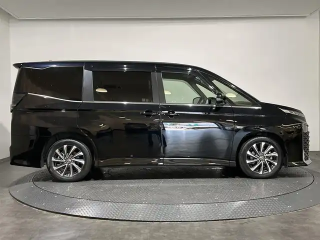 トヨタ ヴォクシー S－Z 愛媛県 2023(令5)年 2.7万km アティチュードブラックマイカ 純正10.5インチディスプレイオーディオ/(Bluetooth/フルセグ/HDMI)/フリップダウンモニター/バックカメラ/レーダークルーズコントロール/快適利便パッケージ/・ナノイーX/・二列目オットマン/・二列目シートヒーター/・ステアリングヒーター/・電動リアゲート/ユニバーサルステップ/両側電動スライドドア/衝突被害軽減ブレーキ/レーンキープアシスト/コーナーセンサー/オートマチックハイビーム/オートライト/ETC2.0/スペアキー