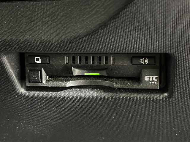 トヨタ アクア G 沖縄県 2017(平29)年 2.4万km スーパーレッドⅤ 県外仕入　/禁煙車　/純正ナビ（ＢＴ，フルセグ，ラジオ，ＣＤ／ＤＶＤ）/クルーズコントロール/トヨタセーフティーセンス　/→プリクラッシュブレーキ/→レーンディパチャートアラート/→オートマチックハイビーム/ビルドインＥＴＣ　/アイドリングストップ　/純正フロアマット　/ドアバイザー　/スペアキー