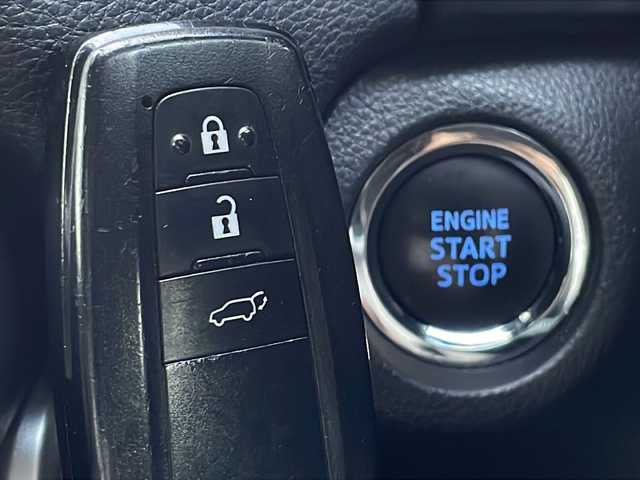 トヨタ ＲＡＶ４ アドベンチャー 山口県 2020(令2)年 2.7万km アティチュードブラックマイカ パノラマルーフ/純正ディスプレイオーディオ/・フルセグテレビ/・Bluetooth/パノラミックビューモニター/ビルトインETC/Toyota Safety Sense/・プリクラッシュセーフティ/・レーントレーシングアシスト/・ロードサインアシスト/・レーダークルーズコントロール/・先行車発進告知機能/・ブラインドスポットモニター/・クリアランスソナー/・パーキングサポートブレーキ/・ダウンヒルアシストコントロールシステム/ワイヤレス充電/レザーシート/USB入力端子/パワーシート/スマートキー/プッシュスタート/スペアキー1本/ルーフレール/純正19インチアルミホイール/ドアバイザー/ウィンカーミラー