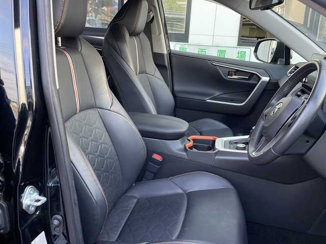 トヨタ ＲＡＶ４ アドベンチャー 山口県 2020(令2)年 2.7万km アティチュードブラックマイカ パノラマルーフ/純正ディスプレイオーディオ/・フルセグテレビ/・Bluetooth/パノラミックビューモニター/ビルトインETC/Toyota Safety Sense/・プリクラッシュセーフティ/・レーントレーシングアシスト/・ロードサインアシスト/・レーダークルーズコントロール/・先行車発進告知機能/・ブラインドスポットモニター/・クリアランスソナー/・パーキングサポートブレーキ/・ダウンヒルアシストコントロールシステム/ワイヤレス充電/レザーシート/USB入力端子/パワーシート/スマートキー/プッシュスタート/スペアキー1本/ルーフレール/純正19インチアルミホイール/ドアバイザー/ウィンカーミラー