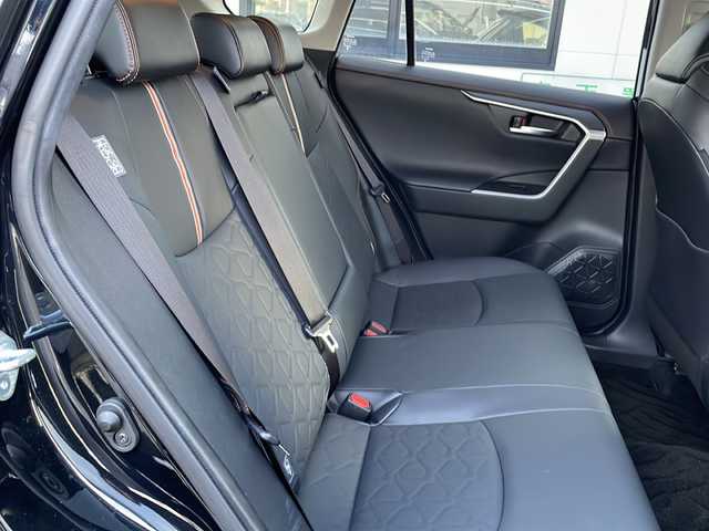 トヨタ ＲＡＶ４ アドベンチャー 山口県 2020(令2)年 2.7万km アティチュードブラックマイカ パノラマルーフ/純正ディスプレイオーディオ/・フルセグテレビ/・Bluetooth/パノラミックビューモニター/ビルトインETC/Toyota Safety Sense/・プリクラッシュセーフティ/・レーントレーシングアシスト/・ロードサインアシスト/・レーダークルーズコントロール/・先行車発進告知機能/・ブラインドスポットモニター/・クリアランスソナー/・パーキングサポートブレーキ/・ダウンヒルアシストコントロールシステム/ワイヤレス充電/レザーシート/USB入力端子/パワーシート/スマートキー/プッシュスタート/スペアキー1本/ルーフレール/純正19インチアルミホイール/ドアバイザー/ウィンカーミラー
