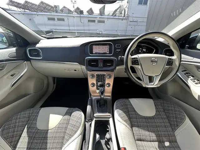 ボルボ Ｖ４０ クロスカントリー T5 AWD モメンタム 道東・釧路十勝 2020(令2)年 5.5万km ルミナスサンドメタリック ４WD/純正ナビ/　CD/DVD/BT/フルセグ/バックカメラ/社外ETC/インテリセーフ/衝突回避ブレーキ/レーンキーピングエイド/アダプティブクルーズコントロール/ブラインドスポットインフォメーションシステム/リアパークセンサー/ダウンヒルアシストコントロール/ハーフレザーシート/運転席メモリ付きパワーシート/フロントシートヒーター/純正18インチAW/LEDヘッドライト/オートライト/純正フロアマット/スペアキー/保証書