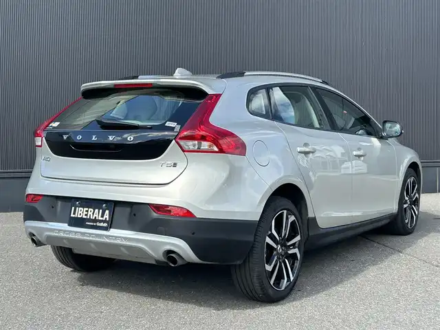 ボルボ Ｖ４０ クロスカントリー T5 AWD モメンタム 道東・釧路十勝 2020(令2)年 5.5万km ルミナスサンドメタリック ４WD/純正ナビ/　CD/DVD/BT/フルセグ/バックカメラ/社外ETC/インテリセーフ/衝突回避ブレーキ/レーンキーピングエイド/アダプティブクルーズコントロール/ブラインドスポットインフォメーションシステム/リアパークセンサー/ダウンヒルアシストコントロール/ハーフレザーシート/運転席メモリ付きパワーシート/フロントシートヒーター/純正18インチAW/LEDヘッドライト/オートライト/純正フロアマット/スペアキー/保証書