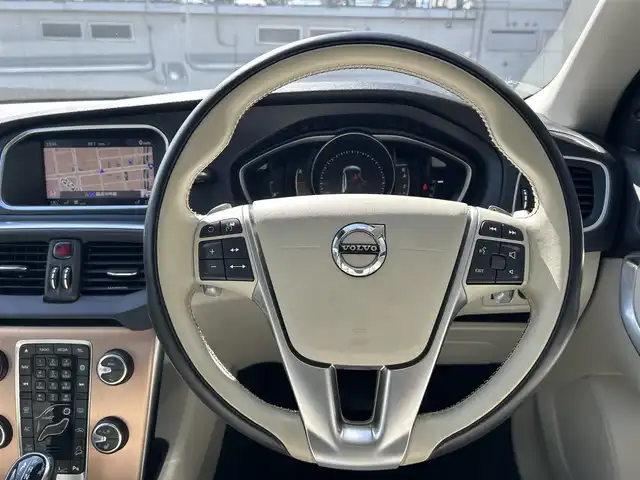 ボルボ Ｖ４０ クロスカントリー T5 AWD モメンタム 道東・釧路十勝 2020(令2)年 5.5万km ルミナスサンドメタリック ４WD/純正ナビ/　CD/DVD/BT/フルセグ/バックカメラ/社外ETC/インテリセーフ/衝突回避ブレーキ/レーンキーピングエイド/アダプティブクルーズコントロール/ブラインドスポットインフォメーションシステム/リアパークセンサー/ダウンヒルアシストコントロール/ハーフレザーシート/運転席メモリ付きパワーシート/フロントシートヒーター/純正18インチAW/LEDヘッドライト/オートライト/純正フロアマット/スペアキー/保証書