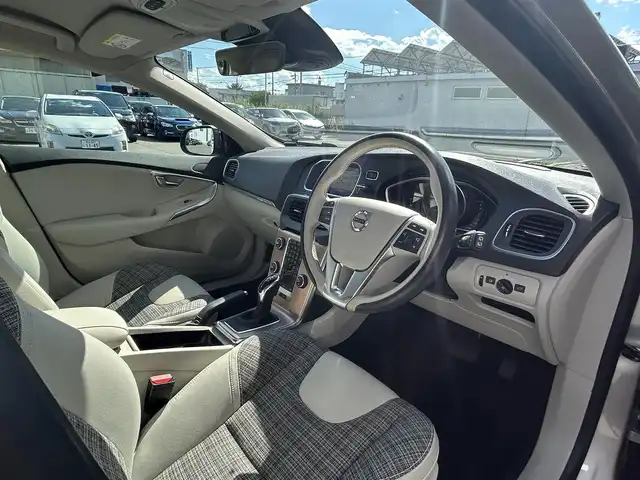 ボルボ Ｖ４０ クロスカントリー T5 AWD モメンタム 道東・釧路十勝 2020(令2)年 5.5万km ルミナスサンドメタリック ４WD/純正ナビ/　CD/DVD/BT/フルセグ/バックカメラ/社外ETC/インテリセーフ/衝突回避ブレーキ/レーンキーピングエイド/アダプティブクルーズコントロール/ブラインドスポットインフォメーションシステム/リアパークセンサー/ダウンヒルアシストコントロール/ハーフレザーシート/運転席メモリ付きパワーシート/フロントシートヒーター/純正18インチAW/LEDヘッドライト/オートライト/純正フロアマット/スペアキー/保証書