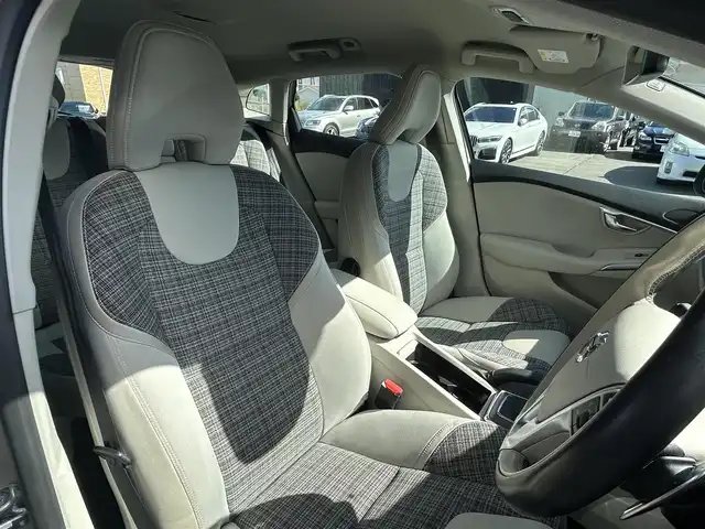 ボルボ Ｖ４０ クロスカントリー T5 AWD モメンタム 道東・釧路十勝 2020(令2)年 5.5万km ルミナスサンドメタリック ４WD/純正ナビ/　CD/DVD/BT/フルセグ/バックカメラ/社外ETC/インテリセーフ/衝突回避ブレーキ/レーンキーピングエイド/アダプティブクルーズコントロール/ブラインドスポットインフォメーションシステム/リアパークセンサー/ダウンヒルアシストコントロール/ハーフレザーシート/運転席メモリ付きパワーシート/フロントシートヒーター/純正18インチAW/LEDヘッドライト/オートライト/純正フロアマット/スペアキー/保証書