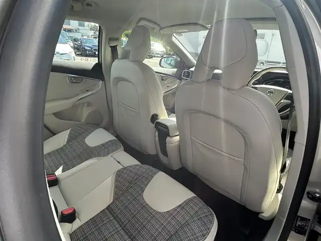 ボルボ Ｖ４０ クロスカントリー T5 AWD モメンタム 道東・釧路十勝 2020(令2)年 5.5万km ルミナスサンドメタリック ４WD/純正ナビ/　CD/DVD/BT/フルセグ/バックカメラ/社外ETC/インテリセーフ/衝突回避ブレーキ/レーンキーピングエイド/アダプティブクルーズコントロール/ブラインドスポットインフォメーションシステム/リアパークセンサー/ダウンヒルアシストコントロール/ハーフレザーシート/運転席メモリ付きパワーシート/フロントシートヒーター/純正18インチAW/LEDヘッドライト/オートライト/純正フロアマット/スペアキー/保証書