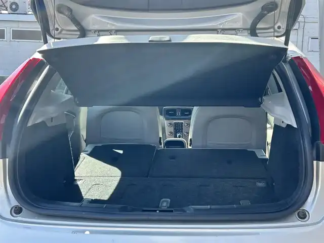 ボルボ Ｖ４０ クロスカントリー T5 AWD モメンタム 道東・釧路十勝 2020(令2)年 5.5万km ルミナスサンドメタリック ４WD/純正ナビ/　CD/DVD/BT/フルセグ/バックカメラ/社外ETC/インテリセーフ/衝突回避ブレーキ/レーンキーピングエイド/アダプティブクルーズコントロール/ブラインドスポットインフォメーションシステム/リアパークセンサー/ダウンヒルアシストコントロール/ハーフレザーシート/運転席メモリ付きパワーシート/フロントシートヒーター/純正18インチAW/LEDヘッドライト/オートライト/純正フロアマット/スペアキー/保証書