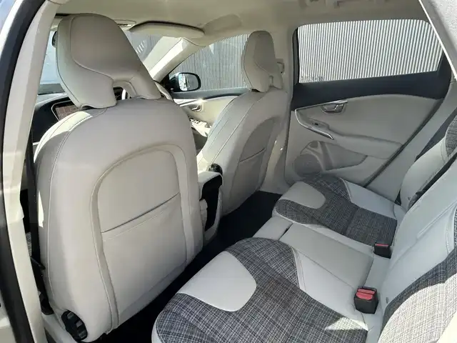 ボルボ Ｖ４０ クロスカントリー T5 AWD モメンタム 道東・釧路十勝 2020(令2)年 5.5万km ルミナスサンドメタリック ４WD/純正ナビ/　CD/DVD/BT/フルセグ/バックカメラ/社外ETC/インテリセーフ/衝突回避ブレーキ/レーンキーピングエイド/アダプティブクルーズコントロール/ブラインドスポットインフォメーションシステム/リアパークセンサー/ダウンヒルアシストコントロール/ハーフレザーシート/運転席メモリ付きパワーシート/フロントシートヒーター/純正18インチAW/LEDヘッドライト/オートライト/純正フロアマット/スペアキー/保証書