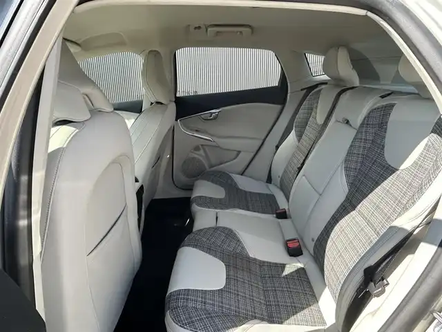 ボルボ Ｖ４０ クロスカントリー T5 AWD モメンタム 道東・釧路十勝 2020(令2)年 5.5万km ルミナスサンドメタリック ４WD/純正ナビ/　CD/DVD/BT/フルセグ/バックカメラ/社外ETC/インテリセーフ/衝突回避ブレーキ/レーンキーピングエイド/アダプティブクルーズコントロール/ブラインドスポットインフォメーションシステム/リアパークセンサー/ダウンヒルアシストコントロール/ハーフレザーシート/運転席メモリ付きパワーシート/フロントシートヒーター/純正18インチAW/LEDヘッドライト/オートライト/純正フロアマット/スペアキー/保証書
