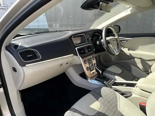 ボルボ Ｖ４０ クロスカントリー T5 AWD モメンタム 道東・釧路十勝 2020(令2)年 5.5万km ルミナスサンドメタリック ４WD/純正ナビ/　CD/DVD/BT/フルセグ/バックカメラ/社外ETC/インテリセーフ/衝突回避ブレーキ/レーンキーピングエイド/アダプティブクルーズコントロール/ブラインドスポットインフォメーションシステム/リアパークセンサー/ダウンヒルアシストコントロール/ハーフレザーシート/運転席メモリ付きパワーシート/フロントシートヒーター/純正18インチAW/LEDヘッドライト/オートライト/純正フロアマット/スペアキー/保証書