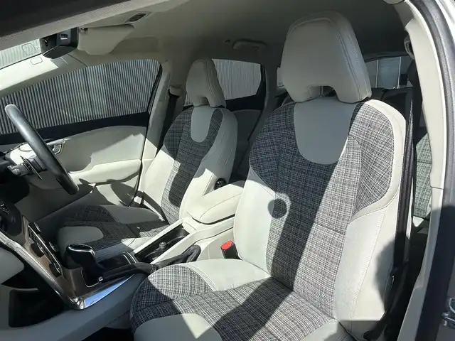 ボルボ Ｖ４０ クロスカントリー T5 AWD モメンタム 道東・釧路十勝 2020(令2)年 5.5万km ルミナスサンドメタリック ４WD/純正ナビ/　CD/DVD/BT/フルセグ/バックカメラ/社外ETC/インテリセーフ/衝突回避ブレーキ/レーンキーピングエイド/アダプティブクルーズコントロール/ブラインドスポットインフォメーションシステム/リアパークセンサー/ダウンヒルアシストコントロール/ハーフレザーシート/運転席メモリ付きパワーシート/フロントシートヒーター/純正18インチAW/LEDヘッドライト/オートライト/純正フロアマット/スペアキー/保証書