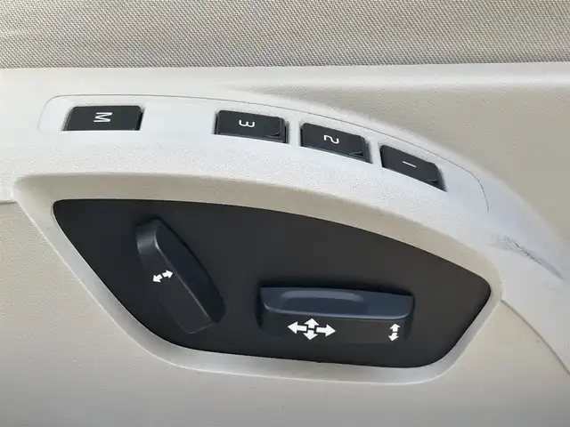 ボルボ Ｖ４０ クロスカントリー T5 AWD モメンタム 道東・釧路十勝 2020(令2)年 5.5万km ルミナスサンドメタリック ４WD/純正ナビ/　CD/DVD/BT/フルセグ/バックカメラ/社外ETC/インテリセーフ/衝突回避ブレーキ/レーンキーピングエイド/アダプティブクルーズコントロール/ブラインドスポットインフォメーションシステム/リアパークセンサー/ダウンヒルアシストコントロール/ハーフレザーシート/運転席メモリ付きパワーシート/フロントシートヒーター/純正18インチAW/LEDヘッドライト/オートライト/純正フロアマット/スペアキー/保証書