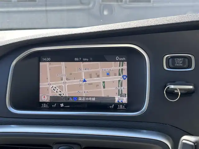 ボルボ Ｖ４０ クロスカントリー T5 AWD モメンタム 道東・釧路十勝 2020(令2)年 5.5万km ルミナスサンドメタリック ４WD/純正ナビ/　CD/DVD/BT/フルセグ/バックカメラ/社外ETC/インテリセーフ/衝突回避ブレーキ/レーンキーピングエイド/アダプティブクルーズコントロール/ブラインドスポットインフォメーションシステム/リアパークセンサー/ダウンヒルアシストコントロール/ハーフレザーシート/運転席メモリ付きパワーシート/フロントシートヒーター/純正18インチAW/LEDヘッドライト/オートライト/純正フロアマット/スペアキー/保証書