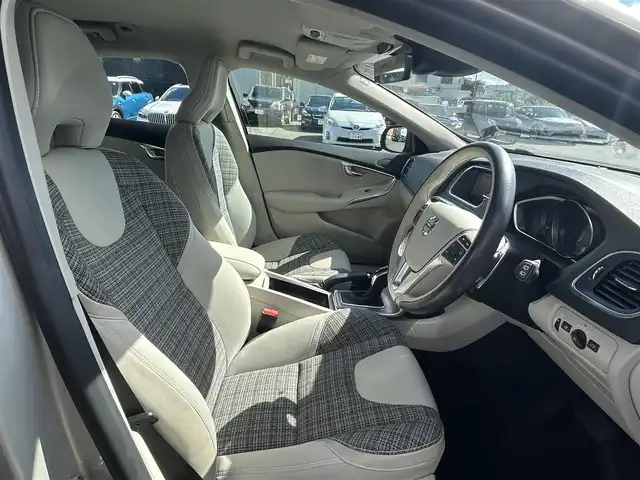 ボルボ Ｖ４０ クロスカントリー T5 AWD モメンタム 道東・釧路十勝 2020(令2)年 5.5万km ルミナスサンドメタリック ４WD/純正ナビ/　CD/DVD/BT/フルセグ/バックカメラ/社外ETC/インテリセーフ/衝突回避ブレーキ/レーンキーピングエイド/アダプティブクルーズコントロール/ブラインドスポットインフォメーションシステム/リアパークセンサー/ダウンヒルアシストコントロール/ハーフレザーシート/運転席メモリ付きパワーシート/フロントシートヒーター/純正18インチAW/LEDヘッドライト/オートライト/純正フロアマット/スペアキー/保証書