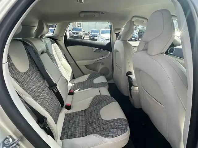 ボルボ Ｖ４０ クロスカントリー T5 AWD モメンタム 道東・釧路十勝 2020(令2)年 5.5万km ルミナスサンドメタリック ４WD/純正ナビ/　CD/DVD/BT/フルセグ/バックカメラ/社外ETC/インテリセーフ/衝突回避ブレーキ/レーンキーピングエイド/アダプティブクルーズコントロール/ブラインドスポットインフォメーションシステム/リアパークセンサー/ダウンヒルアシストコントロール/ハーフレザーシート/運転席メモリ付きパワーシート/フロントシートヒーター/純正18インチAW/LEDヘッドライト/オートライト/純正フロアマット/スペアキー/保証書