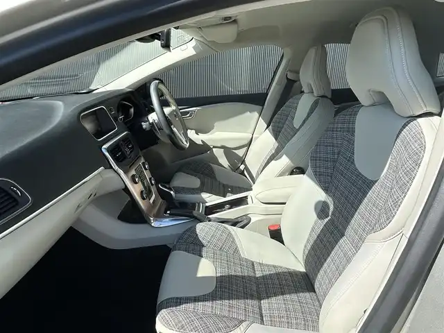 ボルボ Ｖ４０ クロスカントリー T5 AWD モメンタム 道東・釧路十勝 2020(令2)年 5.5万km ルミナスサンドメタリック ４WD/純正ナビ/　CD/DVD/BT/フルセグ/バックカメラ/社外ETC/インテリセーフ/衝突回避ブレーキ/レーンキーピングエイド/アダプティブクルーズコントロール/ブラインドスポットインフォメーションシステム/リアパークセンサー/ダウンヒルアシストコントロール/ハーフレザーシート/運転席メモリ付きパワーシート/フロントシートヒーター/純正18インチAW/LEDヘッドライト/オートライト/純正フロアマット/スペアキー/保証書