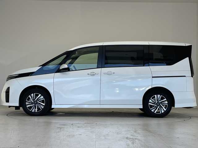 日産 セレナ ハイウェイスター V 愛知県 2023(令5)年 3.3万km プリズムホワイト プロパイロット/7インチSDナビ（あり）/全方位カメラ/両側パワースライドドア/レーダークルーズコントロール/イージーオープン機能/コーナーセンサー/純正アルミホイール/ブラインドスポットモニター/LEDヘッドライト/パドルシフト/リアオートエアコン/オートマチックハイビーム/ドライブレコーダー/ETC/衝突被害軽減ブレーキ/Bluetooth/ステアリングスイッチ/スマートキー/プッシュスタート