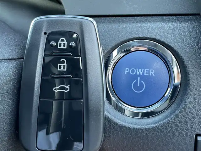 トヨタ カムリ WS 山口県 2022(令4)年 7.3万km プラチナホワイトパールマイカ ワンオーナー/純正ディスプレイオーディオ/・ナビキット/・Bluetooth接続/・CD/DVDキット/バックカメラ/ビルトインETC/ドライブレコーダー/Toyota Safety Sense/・プリクラッシュセーフティ/・レーントレーシングアシスト/・ロードサインアシスト/・レーダークルーズコントロール/・先行車発進告知機能/・ドライバー異常時対応システム/・ブラインドスポットモニター/・クリアランスソナー/・リヤクロストラフィックアラート/・パーキングサポートブレーキ/・オートマチックハイビーム/レザーシート/パワーバックドア/スマートキー/プッシュスタート/スペアキー1本/純正LEDライト/純正18インチアルミホイール/ドアバイザー/ウィンカーミラー/保証書