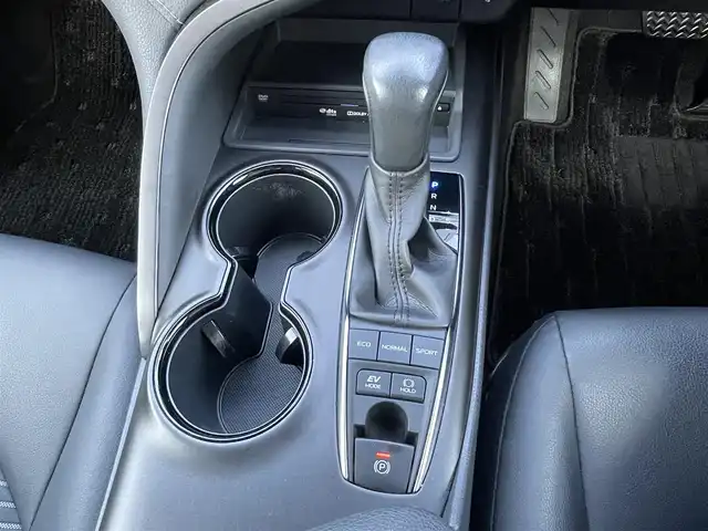 トヨタ カムリ WS 山口県 2022(令4)年 7.3万km プラチナホワイトパールマイカ ワンオーナー/純正ディスプレイオーディオ/・ナビキット/・Bluetooth接続/・CD/DVDキット/バックカメラ/ビルトインETC/ドライブレコーダー/Toyota Safety Sense/・プリクラッシュセーフティ/・レーントレーシングアシスト/・ロードサインアシスト/・レーダークルーズコントロール/・先行車発進告知機能/・ドライバー異常時対応システム/・ブラインドスポットモニター/・クリアランスソナー/・リヤクロストラフィックアラート/・パーキングサポートブレーキ/・オートマチックハイビーム/レザーシート/パワーバックドア/スマートキー/プッシュスタート/スペアキー1本/純正LEDライト/純正18インチアルミホイール/ドアバイザー/ウィンカーミラー/保証書