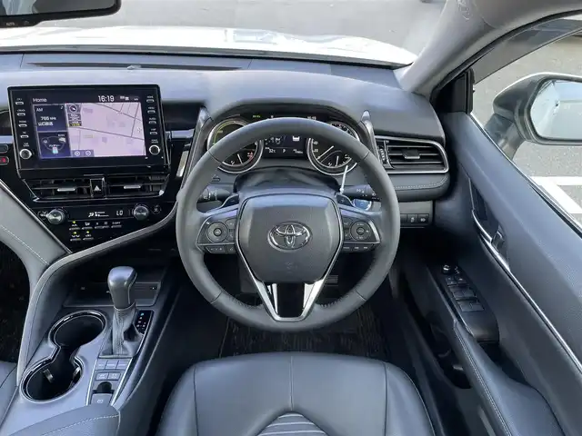 トヨタ カムリ WS 山口県 2022(令4)年 7.3万km プラチナホワイトパールマイカ ワンオーナー/純正ディスプレイオーディオ/・ナビキット/・Bluetooth接続/・CD/DVDキット/バックカメラ/ビルトインETC/ドライブレコーダー/Toyota Safety Sense/・プリクラッシュセーフティ/・レーントレーシングアシスト/・ロードサインアシスト/・レーダークルーズコントロール/・先行車発進告知機能/・ドライバー異常時対応システム/・ブラインドスポットモニター/・クリアランスソナー/・リヤクロストラフィックアラート/・パーキングサポートブレーキ/・オートマチックハイビーム/レザーシート/パワーバックドア/スマートキー/プッシュスタート/スペアキー1本/純正LEDライト/純正18インチアルミホイール/ドアバイザー/ウィンカーミラー/保証書