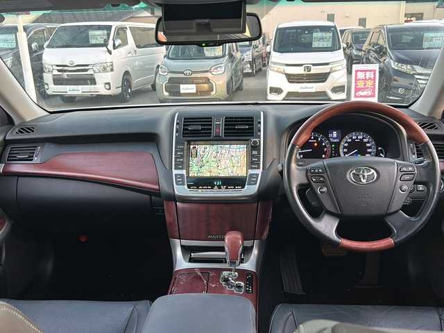 トヨタ クラウン マジェスタ Cタイプ 富山県 2011(平23)年 11.1万km シルバーM サンルーフ/純正ＨＤＤナビ/レザーシート/ＥＴＣ２．０/ＤＶＤ再生機能有/Bluetooth/純正アルミホイール/パワーシート/プッシュスタート/バックカメラ/純正フロアマット/カーテンエアバッグ/クルーズコントロール/フォグランプ/AFS/スマートキー