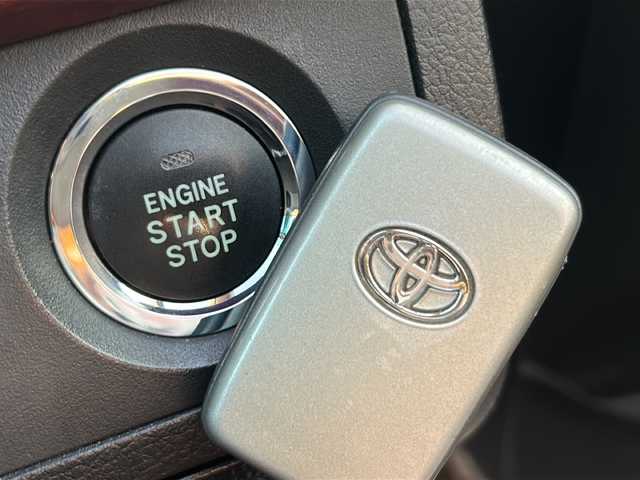 トヨタ クラウン マジェスタ Cタイプ 富山県 2011(平23)年 11.1万km シルバーM サンルーフ/純正ＨＤＤナビ/レザーシート/ＥＴＣ２．０/ＤＶＤ再生機能有/Bluetooth/純正アルミホイール/パワーシート/プッシュスタート/バックカメラ/純正フロアマット/カーテンエアバッグ/クルーズコントロール/フォグランプ/AFS/スマートキー