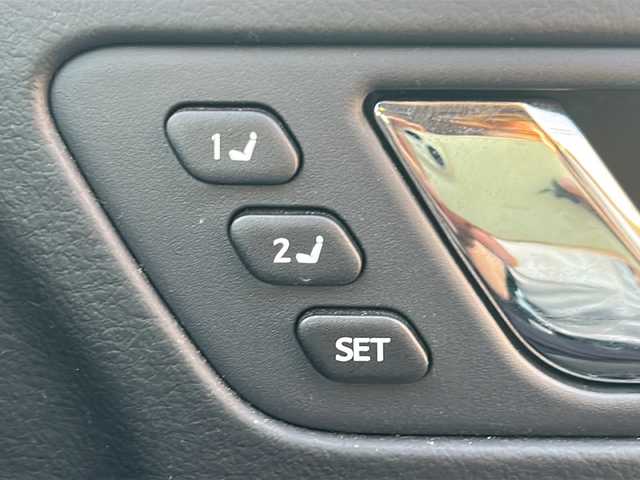 トヨタ クラウン マジェスタ Cタイプ 富山県 2011(平23)年 11.1万km シルバーM サンルーフ/純正ＨＤＤナビ/レザーシート/ＥＴＣ２．０/ＤＶＤ再生機能有/Bluetooth/純正アルミホイール/パワーシート/プッシュスタート/バックカメラ/純正フロアマット/カーテンエアバッグ/クルーズコントロール/フォグランプ/AFS/スマートキー