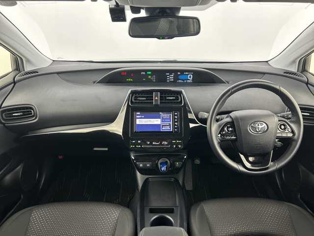 トヨタ プリウス SセーフティプラスⅡ 愛知県 2020(令2)年 2.6万km シルバーM 純正7インチSDナビ/（フルセグTV/Bluetooth/バックカメラ/DVD再生）/ビルトインETC/セーフティセンス/・プリクラッシュセーフティ/・レーダークルーズコントロール/・車線逸脱抑制機能/ブラインドスポットモニター/LEDヘッド/フォグランプ/雨滴感応式オートワイパー/純正15インチアルミホイール/ステアリングスイッチ/ナノイー/1500Wアクセサリーコンセント