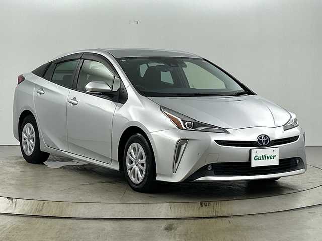 トヨタ プリウス SセーフティプラスⅡ 愛知県 2020(令2)年 2.6万km シルバーM 純正7インチSDナビ/（フルセグTV/Bluetooth/バックカメラ/DVD再生）/ビルトインETC/セーフティセンス/・プリクラッシュセーフティ/・レーダークルーズコントロール/・車線逸脱抑制機能/ブラインドスポットモニター/LEDヘッド/フォグランプ/雨滴感応式オートワイパー/純正15インチアルミホイール/ステアリングスイッチ/ナノイー/1500Wアクセサリーコンセント