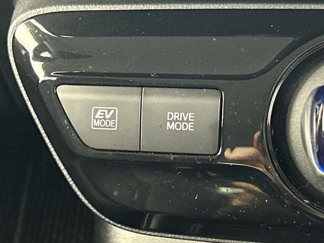 トヨタ プリウス SセーフティプラスⅡ 愛知県 2020(令2)年 2.6万km シルバーM 純正7インチSDナビ/（フルセグTV/Bluetooth/バックカメラ/DVD再生）/バックカメラ/AC100V電源/トヨタセーフティセンス/・プリクラッシュセーフティ/・レーダークルーズコントロール/・レーンディパーチャーアラート/・オートマチックハイビーム/・ブラインドスポットモニター/・ふらつき警報機能/・誤発進抑制機能/・先行車発進お知らせ/ドライブレコーダー/ETC/純正15インチアルミホイール/LEDヘッドライト/フロントフォグランプ/スマートキー/スペアキー1本/プッシュスタート/ステアリングスイッチ/ナノイー/純正フロアマット