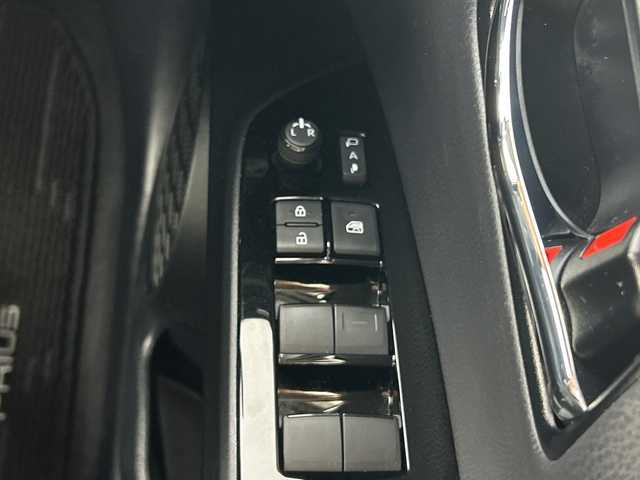 トヨタ プリウス SセーフティプラスⅡ 愛知県 2020(令2)年 2.6万km シルバーM 純正7インチSDナビ/（フルセグTV/Bluetooth/バックカメラ/DVD再生）/バックカメラ/AC100V電源/トヨタセーフティセンス/・プリクラッシュセーフティ/・レーダークルーズコントロール/・レーンディパーチャーアラート/・オートマチックハイビーム/・ブラインドスポットモニター/・ふらつき警報機能/・誤発進抑制機能/・先行車発進お知らせ/ドライブレコーダー/ETC/純正15インチアルミホイール/LEDヘッドライト/フロントフォグランプ/スマートキー/スペアキー1本/プッシュスタート/ステアリングスイッチ/ナノイー/純正フロアマット