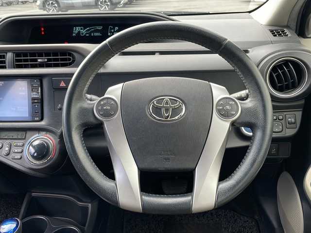 トヨタ アクア G 岩手県 2014(平26)年 6.7万km ブラックマイカ 社外ナビ(CD/DVD/SD/ラジオ/Bluetooth)/フルセグテレビ/バックカメラ/前席シートヒーター/ETC/スマートキー/プッシュスタート/ステアリングスイッチ/オートライト/社外15inアルミホイール/純正フロアマット/電動格納ミラー/ウィンカーミラー/ドアバイザー