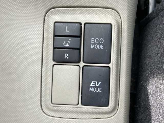 トヨタ アクア G 岩手県 2014(平26)年 6.7万km ブラックマイカ 社外ナビ(CD/DVD/SD/ラジオ/Bluetooth)/フルセグテレビ/バックカメラ/前席シートヒーター/ETC/スマートキー/プッシュスタート/ステアリングスイッチ/オートライト/社外15inアルミホイール/純正フロアマット/電動格納ミラー/ウィンカーミラー/ドアバイザー