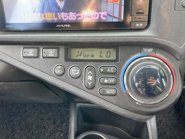 トヨタ アクア G 岩手県 2014(平26)年 6.7万km ブラックマイカ 社外ナビ(CD/DVD/SD/ラジオ/Bluetooth)/フルセグテレビ/バックカメラ/前席シートヒーター/ETC/スマートキー/プッシュスタート/ステアリングスイッチ/オートライト/社外15inアルミホイール/純正フロアマット/電動格納ミラー/ウィンカーミラー/ドアバイザー