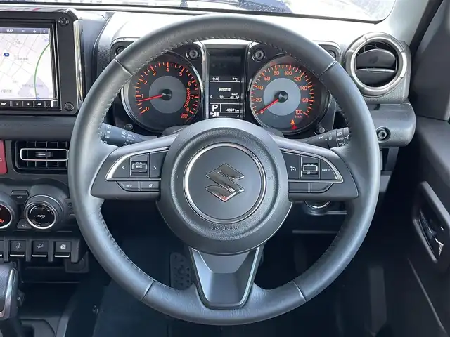 スズキ ジムニー シエラ JC 道央・札幌 2024(令6)年 0.5万km ブルーイッシュブラックパール3 ４WD/ワンオーナー/純正ディーラーOPナビ/CD/DVD/BT/フルセグ/デュアルセンサーブレーキサポート/横滑り防止装置/クルーズコントロール/ヒルディセントコントロール/レーンキープアシスト/バックカメラ/トランスファレバー/アイドリングストップ/前席シートヒーター/レザー調シートカバー/革巻きステアリング/ステアリングリモコン/AC100V/プッシュスタート/スマートキー/LEDヘッドライト/オートライト/オートハイビーム/フォグランプ/電動格納ミラー/ヒーテッドドアミラー/ウィンカーミラー/純正フロアマット/ドアバイザー/スペアキー