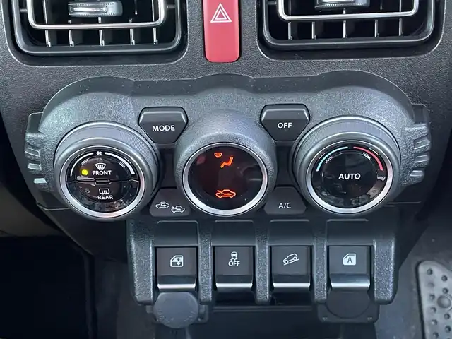 スズキ ジムニー シエラ JC 道央・札幌 2024(令6)年 0.5万km ブルーイッシュブラックパール3 ４WD/ワンオーナー/純正ディーラーOPナビ/CD/DVD/BT/フルセグ/デュアルセンサーブレーキサポート/横滑り防止装置/クルーズコントロール/ヒルディセントコントロール/レーンキープアシスト/バックカメラ/トランスファレバー/アイドリングストップ/前席シートヒーター/レザー調シートカバー/革巻きステアリング/ステアリングリモコン/AC100V/プッシュスタート/スマートキー/LEDヘッドライト/オートライト/オートハイビーム/フォグランプ/電動格納ミラー/ヒーテッドドアミラー/ウィンカーミラー/純正フロアマット/ドアバイザー/スペアキー