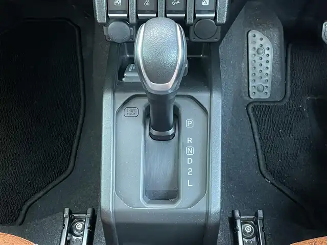 スズキ ジムニー シエラ JC 道央・札幌 2024(令6)年 0.5万km ブルーイッシュブラックパール3 ４WD/ワンオーナー/純正ディーラーOPナビ/CD/DVD/BT/フルセグ/デュアルセンサーブレーキサポート/横滑り防止装置/クルーズコントロール/ヒルディセントコントロール/レーンキープアシスト/バックカメラ/トランスファレバー/アイドリングストップ/前席シートヒーター/レザー調シートカバー/革巻きステアリング/ステアリングリモコン/AC100V/プッシュスタート/スマートキー/LEDヘッドライト/オートライト/オートハイビーム/フォグランプ/電動格納ミラー/ヒーテッドドアミラー/ウィンカーミラー/純正フロアマット/ドアバイザー/スペアキー