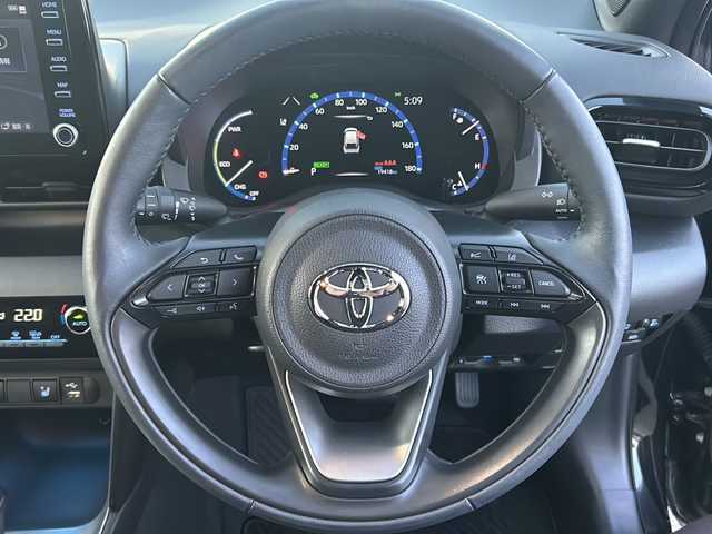 トヨタ ヤリスクロス ハイブリッド Z 徳島県 2022(令4)年 2万km ブラックマイカ 純正ディスプレイオーディオ/（Bluetooth/AM/FM/USB）/アラウンドビューモニター/レーダークルーズコントロール/ハーフレザーシート/シートヒーター（D+N席）/D席パワーシート/ステアリングヒーター/LEDヘッドライト/オートハイビーム/ブレーキホールド/電動パーキングブレーキ/ETC/純正ドラレコ/純正ドアバイザー/プッシュスタート/スマートキー/スペアキー