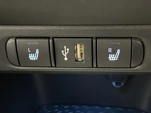 トヨタ ヤリス ハイブリッド Z 愛知県 2021(令3)年 3万km センシュアルレッドマイカ 純正８型ＤＡ　バックカメラ　禁煙車　フルセグ　追従クルコン　ＥＴＣ　ドラレコ　セーフティセンス　シートヒーター　コーナーセンサー　ＵＳＢ接続　衝突軽減　ＬＥＤオートライト　純正フロアマット　車線逸脱　Bluetooth　社外１５インチAW　プッシュスタート　スマートキー