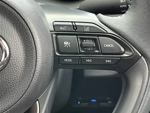 トヨタ ヤリス ハイブリッド Z 愛知県 2021(令3)年 3万km センシュアルレッドマイカ 純正８型ＤＡ　バックカメラ　禁煙車　フルセグ　追従クルコン　ＥＴＣ　ドラレコ　セーフティセンス　シートヒーター　コーナーセンサー　ＵＳＢ接続　衝突軽減　ＬＥＤオートライト　純正フロアマット　車線逸脱　Bluetooth　社外１５インチAW　プッシュスタート　スマートキー