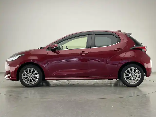 トヨタ ヤリス ハイブリッド Z 愛知県 2021(令3)年 3万km センシュアルレッドマイカ 純正８型ＤＡ　バックカメラ　禁煙車　フルセグ　追従クルコン　ＥＴＣ　ドラレコ　セーフティセンス　シートヒーター　コーナーセンサー　ＵＳＢ接続　衝突軽減　ＬＥＤオートライト　純正フロアマット　車線逸脱　Bluetooth　社外１５インチAW　プッシュスタート　スマートキー