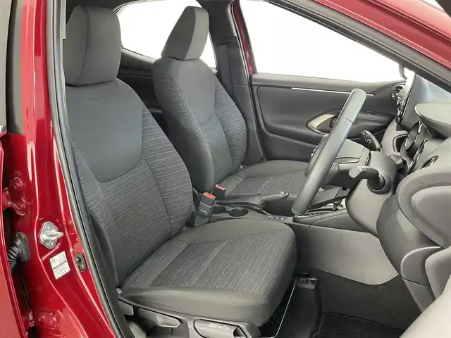 トヨタ ヤリス ハイブリッド Z 愛知県 2021(令3)年 3万km センシュアルレッドマイカ 純正８型ＤＡ　バックカメラ　禁煙車　フルセグ　追従クルコン　ＥＴＣ　ドラレコ　セーフティセンス　シートヒーター　コーナーセンサー　ＵＳＢ接続　衝突軽減　ＬＥＤオートライト　純正フロアマット　車線逸脱　Bluetooth　社外１５インチAW　プッシュスタート　スマートキー