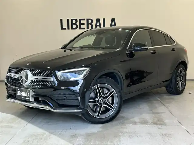 メルセデス・ベンツ ＧＬＣ２２０ d 4マチック クーペ AMGライン 熊本県 2020(令2)年 4万km オブシディアンブラック ・スマートキー/・プッシュスタート/・サンルーフ/・アクティブステアリングアシスト/・道路標識アシスト/・アクティブレーンキーピングアシスト/・アクティブブレーキアシスト/・アテンションアシスト/・ブラインドスポットモニター/・レーンチェンジアシスト/・インテリジェントライトシステム/・クルーズコントロール(追従式)/・黒革シート/・前席パワーシート/・前席エアシート/・全席シートヒーター/・純正メモリナビ/　【Bluetooth・USB・AppleCarPlay・AndroidAuto】/・Burmesterサウンドシステム/・フルセグTV/・全方位カメラ/・ETC2.0/・ヘッドアップディスプレイ/・ドライブレコーダー(前後録画)/・パワーバックドア/・LEDヘッドランプ/・純正マット