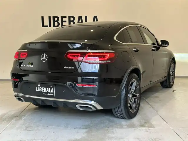 メルセデス・ベンツ ＧＬＣ２２０ d 4マチック クーペ AMGライン 熊本県 2020(令2)年 4万km オブシディアンブラック ・スマートキー/・プッシュスタート/・サンルーフ/・アクティブステアリングアシスト/・道路標識アシスト/・アクティブレーンキーピングアシスト/・アクティブブレーキアシスト/・アテンションアシスト/・ブラインドスポットモニター/・レーンチェンジアシスト/・インテリジェントライトシステム/・クルーズコントロール(追従式)/・黒革シート/・前席パワーシート/・前席エアシート/・全席シートヒーター/・純正メモリナビ/　【Bluetooth・USB・AppleCarPlay・AndroidAuto】/・Burmesterサウンドシステム/・フルセグTV/・全方位カメラ/・ETC2.0/・ヘッドアップディスプレイ/・ドライブレコーダー(前後録画)/・パワーバックドア/・LEDヘッドランプ/・純正マット