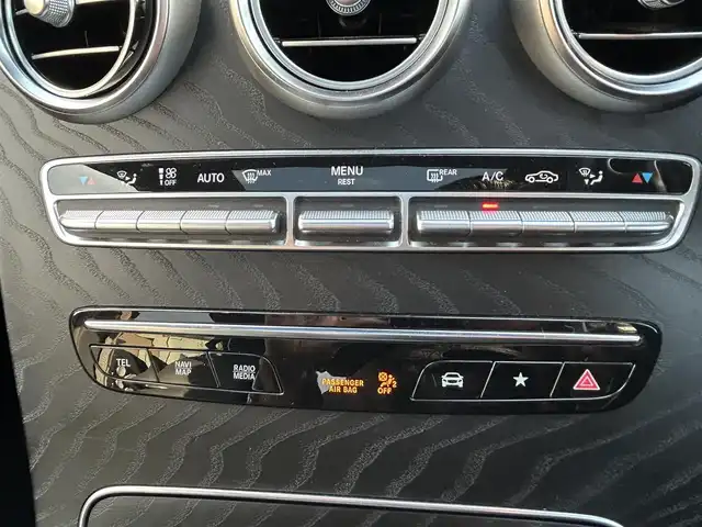 メルセデス・ベンツ ＧＬＣ２２０ d 4マチック クーペ AMGライン 熊本県 2020(令2)年 4万km オブシディアンブラック ・スマートキー/・プッシュスタート/・サンルーフ/・アクティブステアリングアシスト/・道路標識アシスト/・アクティブレーンキーピングアシスト/・アクティブブレーキアシスト/・アテンションアシスト/・ブラインドスポットモニター/・レーンチェンジアシスト/・インテリジェントライトシステム/・クルーズコントロール(追従式)/・黒革シート/・前席パワーシート/・前席エアシート/・全席シートヒーター/・純正メモリナビ/　【Bluetooth・USB・AppleCarPlay・AndroidAuto】/・Burmesterサウンドシステム/・フルセグTV/・全方位カメラ/・ETC2.0/・ヘッドアップディスプレイ/・ドライブレコーダー(前後録画)/・パワーバックドア/・LEDヘッドランプ/・純正マット