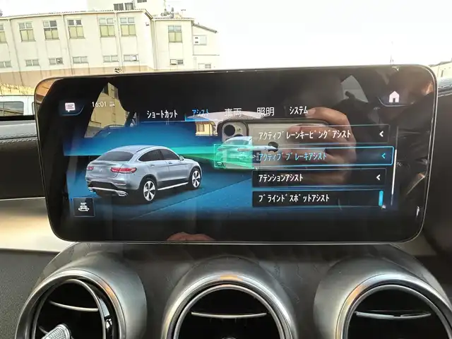 メルセデス・ベンツ ＧＬＣ２２０ d 4マチック クーペ AMGライン 熊本県 2020(令2)年 4万km オブシディアンブラック ・スマートキー/・プッシュスタート/・サンルーフ/・アクティブステアリングアシスト/・道路標識アシスト/・アクティブレーンキーピングアシスト/・アクティブブレーキアシスト/・アテンションアシスト/・ブラインドスポットモニター/・レーンチェンジアシスト/・インテリジェントライトシステム/・クルーズコントロール(追従式)/・黒革シート/・前席パワーシート/・前席エアシート/・全席シートヒーター/・純正メモリナビ/　【Bluetooth・USB・AppleCarPlay・AndroidAuto】/・Burmesterサウンドシステム/・フルセグTV/・全方位カメラ/・ETC2.0/・ヘッドアップディスプレイ/・ドライブレコーダー(前後録画)/・パワーバックドア/・LEDヘッドランプ/・純正マット