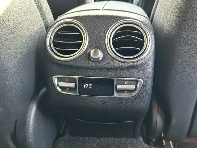 メルセデス・ベンツ ＧＬＣ２２０ d 4マチック クーペ AMGライン 熊本県 2020(令2)年 4万km オブシディアンブラック ・スマートキー/・プッシュスタート/・サンルーフ/・アクティブステアリングアシスト/・道路標識アシスト/・アクティブレーンキーピングアシスト/・アクティブブレーキアシスト/・アテンションアシスト/・ブラインドスポットモニター/・レーンチェンジアシスト/・インテリジェントライトシステム/・クルーズコントロール(追従式)/・黒革シート/・前席パワーシート/・前席エアシート/・全席シートヒーター/・純正メモリナビ/　【Bluetooth・USB・AppleCarPlay・AndroidAuto】/・Burmesterサウンドシステム/・フルセグTV/・全方位カメラ/・ETC2.0/・ヘッドアップディスプレイ/・ドライブレコーダー(前後録画)/・パワーバックドア/・LEDヘッドランプ/・純正マット