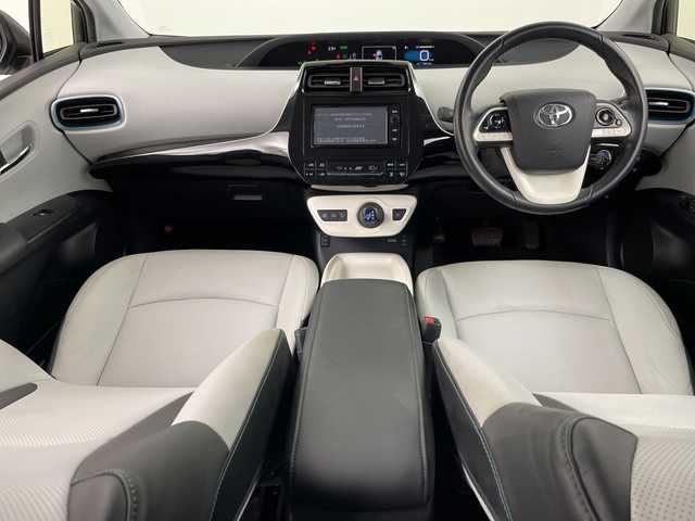 トヨタ プリウス A プレミアム 道央・札幌 2016(平28)年 2万km ホワイトパールクリスタルシャイン ・4WD/・純正SDナビ/・BT&CD&DVD&フルセグTV/・クルーズコントロール/・プリクラッシュセーフティ/・レザーシート/・前席シートヒーター/・D席パワーシート/・パーキングアシスト/・ビルトインETC/・ミラーヒーター/・ヘッドアップディスプレイ/・オートマチックハイビーム/・オートライト/・LEDヘッドライト&フォグ/・プッシュスタート/・スマートキー/・スペアキー×2